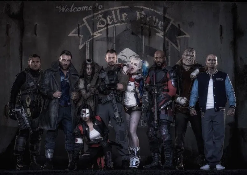 Da esquerda para direita, aparecem Amarra (Adam Beach), Capitão Bumerangue (Jai Courtney), Magia (Cara Delavigne), Katana (Karen Fukuhara), Rick Flagg (Joel Kinnaman), Arlequina (Margot Robbie), Pistoleiro (Will Smith), Crocodilo (Adewale Akinnuoye-Agbaje) e El Diablo (Jay Hernandez).