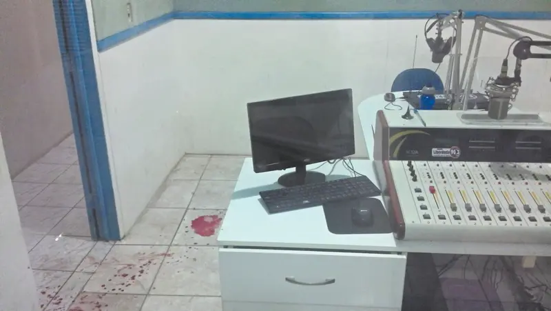Imagem da notícia: Radialista é executado a tiros durante programa 