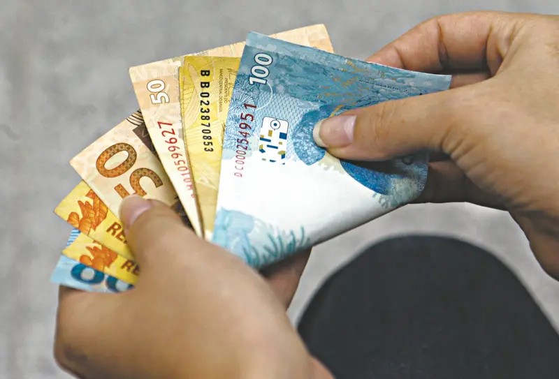 Imagem da notícia: Brasileiro agora poupa para pagar despesas do dia a dia, diz pesquisa