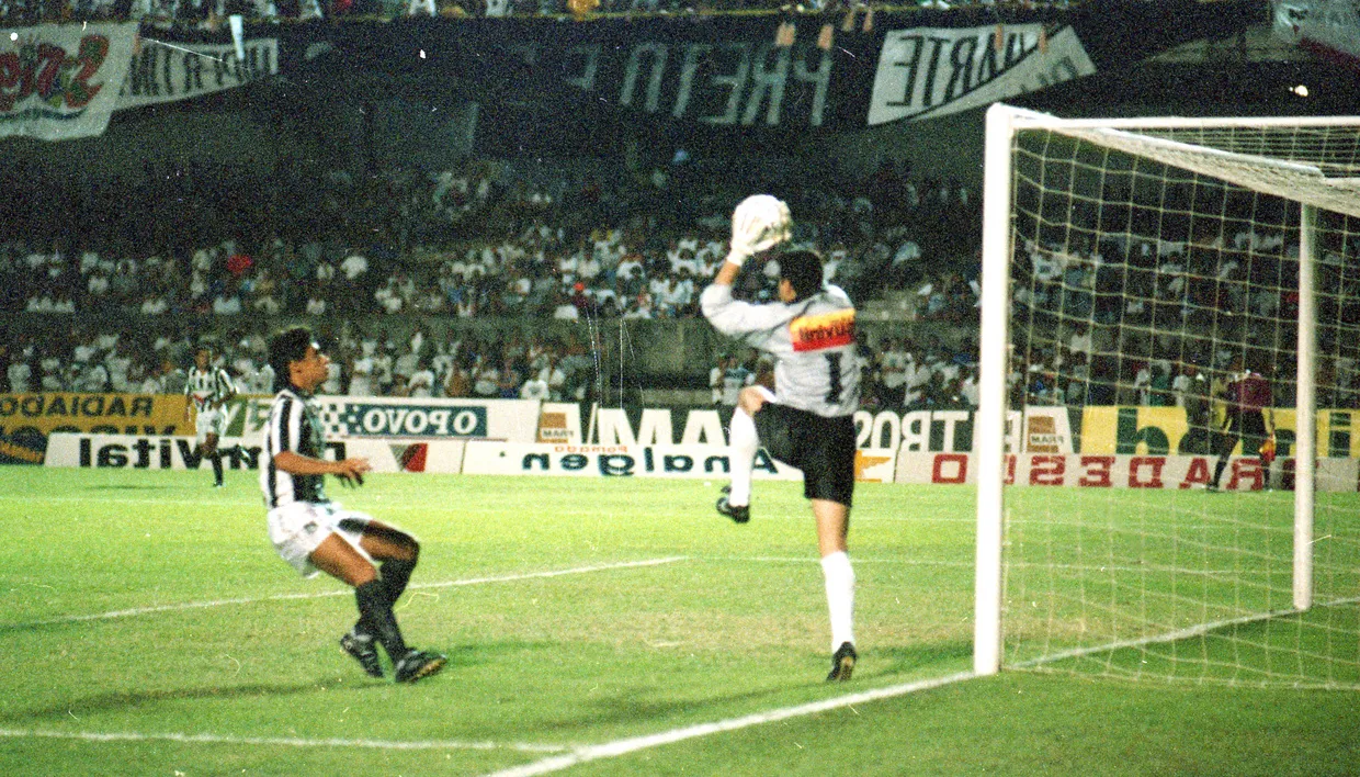 Alvinegro tinha um time ofensivo e deu trabalho para o Corinthians, então campeão da Copa do Brasil e paulista