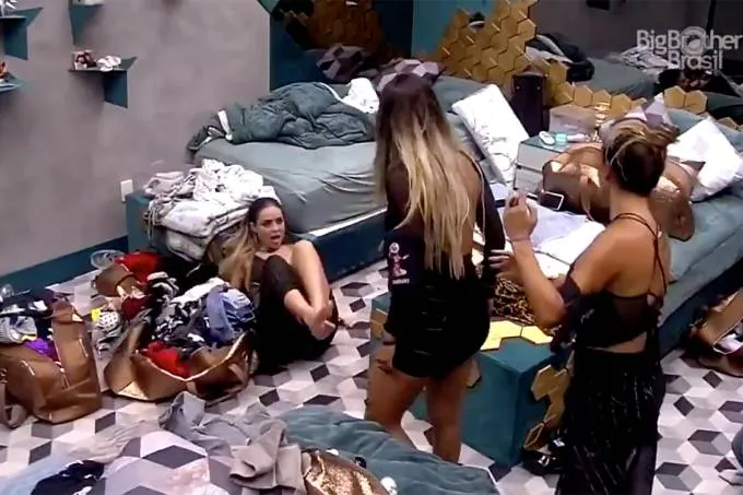 Após trocas de insultos, Hariany empurrou Paula, que caiu no chão