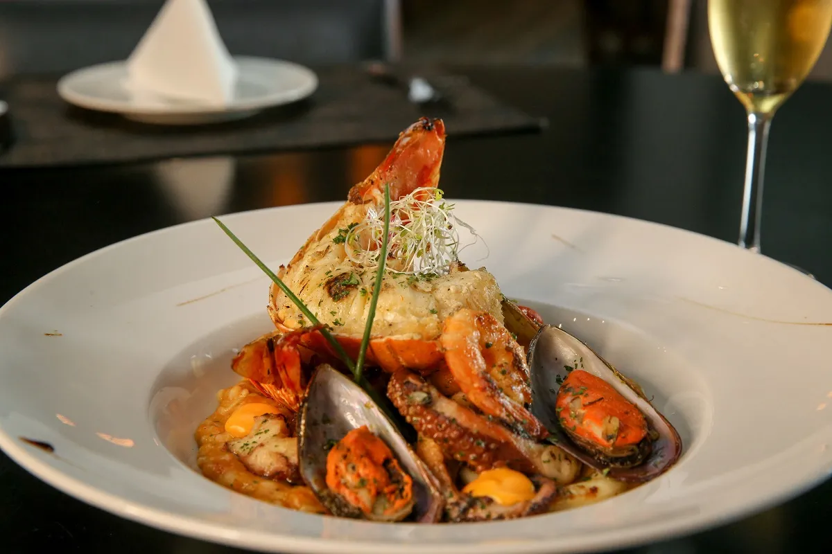 No menu principal, a lagosta grelhada, acompanhada com risoto de frutos do mar é o carro-chefe da casa