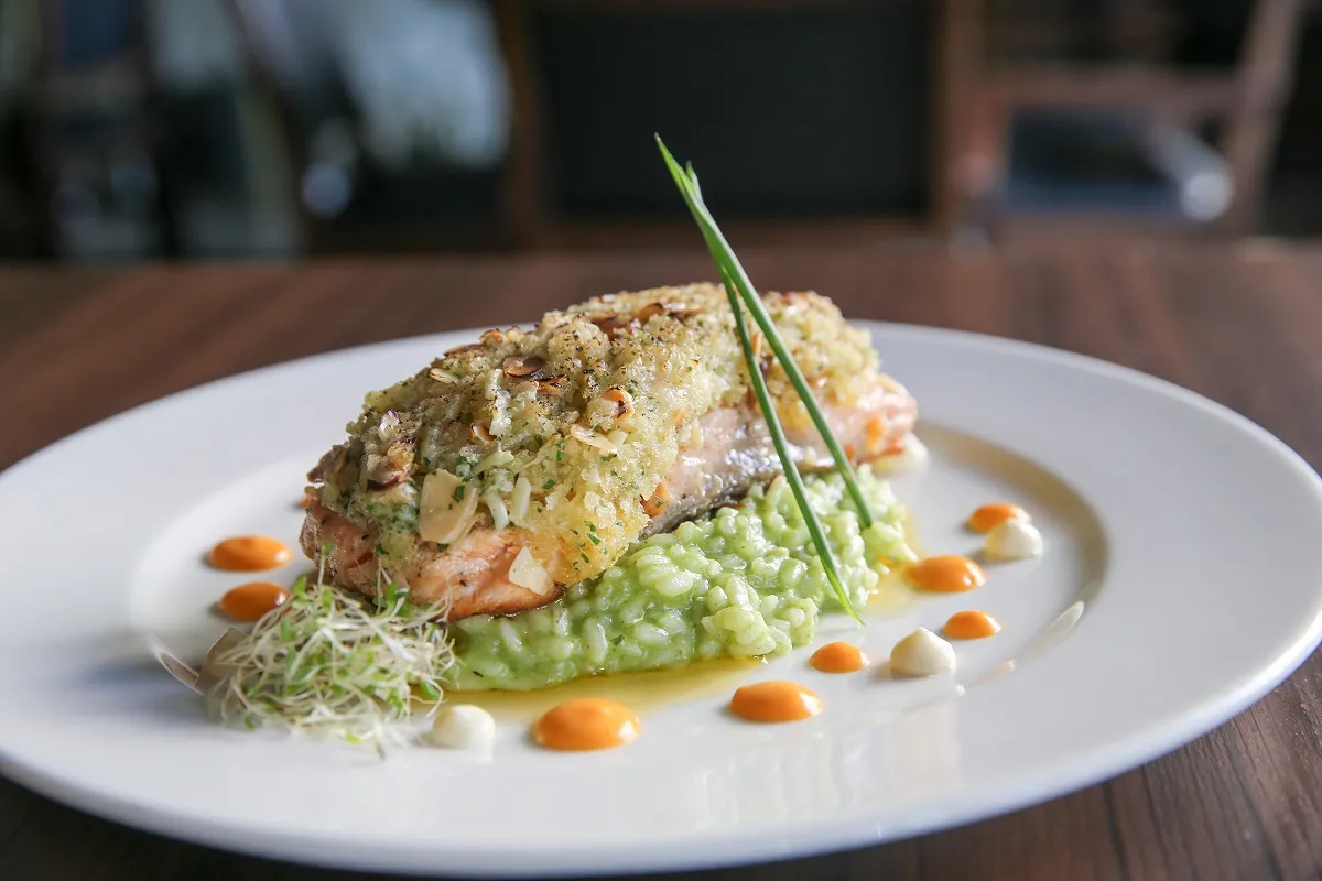 Salmão com crosta de amêndoas e risoto de menta