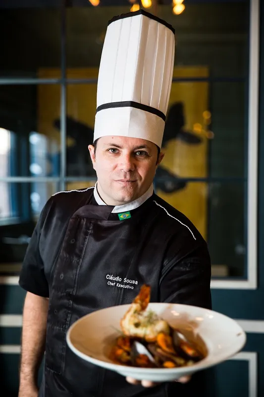 Da lagosta à carne de sol, ingredientes típicos da culinária regional, combinados a outras iguarias, compõem o novo menu da Cavalieri Confraria, preparado pelo chef de cozinha Cláudio Sousa
