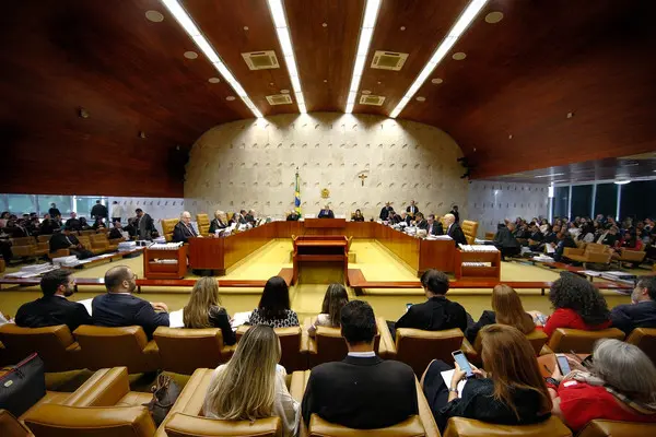 Imagem da notícia: Maioria do STF criminaliza LGBTfobia e vê omissão do Congresso