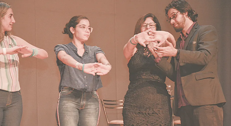 O hipnoterapeuta e psicólogo Ton Lucas em ação: qualquer pessoa pode passar pela hipnose.