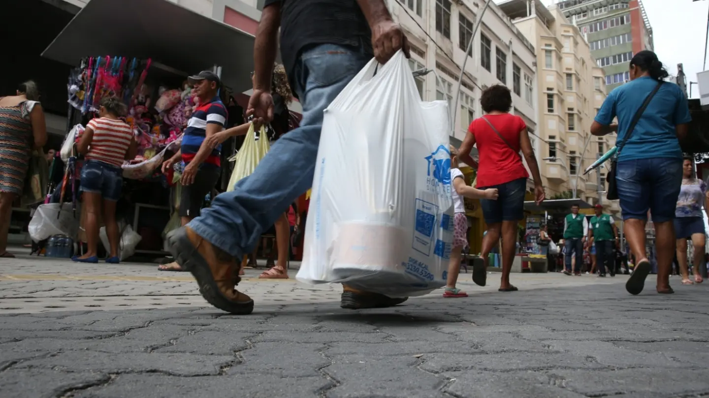 Imagem da notícia: Dia sem imposto no Ceará terá itens de supermercado, TV e celular com desconto