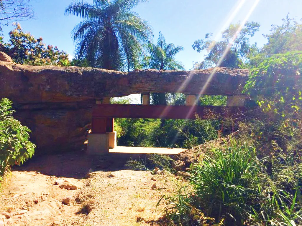 A ponte de pedra é um dos registros arqueológicos do Cariri