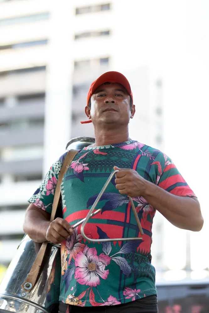 Duas horas de ônibus é o que José leva até começar a lida no bairro Dionísio Torres. Percorre toda a Aldeota e tem destino final na Beira-Mar. Ao todo, caminha uma média diária superior a 10,9 km