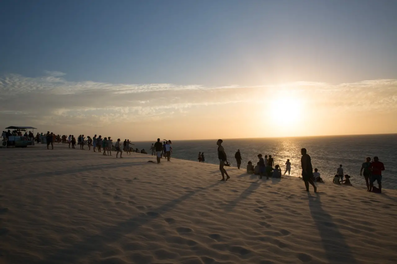 Imagem da notícia: Duna do Pôr do Sol, em Jericoacoara, é um dos pontos turísticos nacionais favoritos dos brasileiros