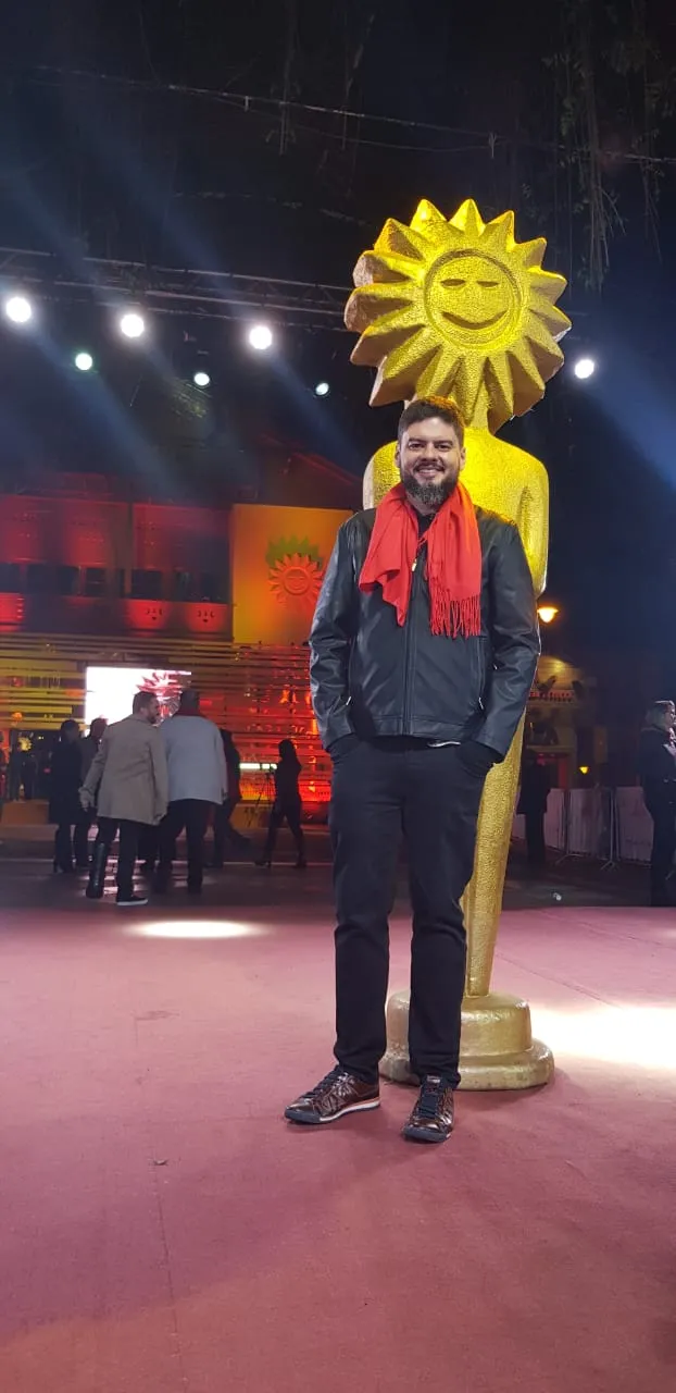 Diretor cearense Alan Deberton no tapete vermelho de Gramado 