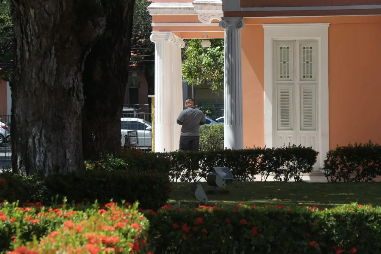 Imagem da notícia: OAB Ceará chega à Reitoria da UFC para dar apoio jurídico a estudantes em protesto