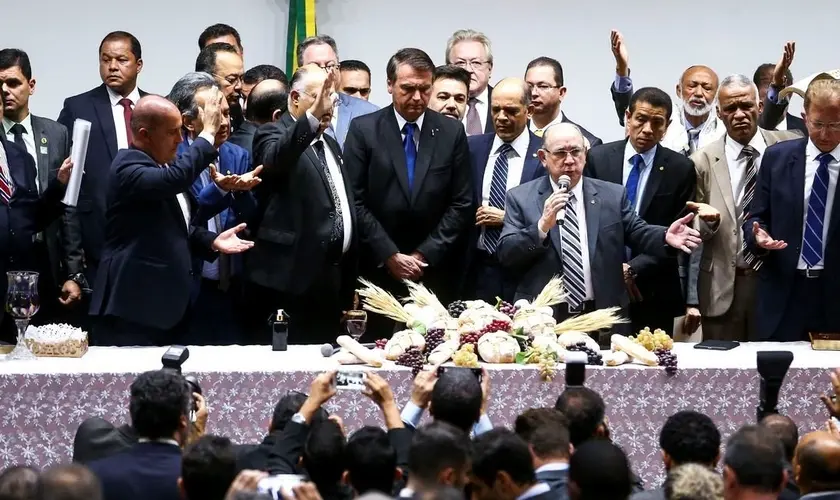 Imagem da notícia: Bolsonaro intensifica contato com evangélicos para conter queda de popularidade