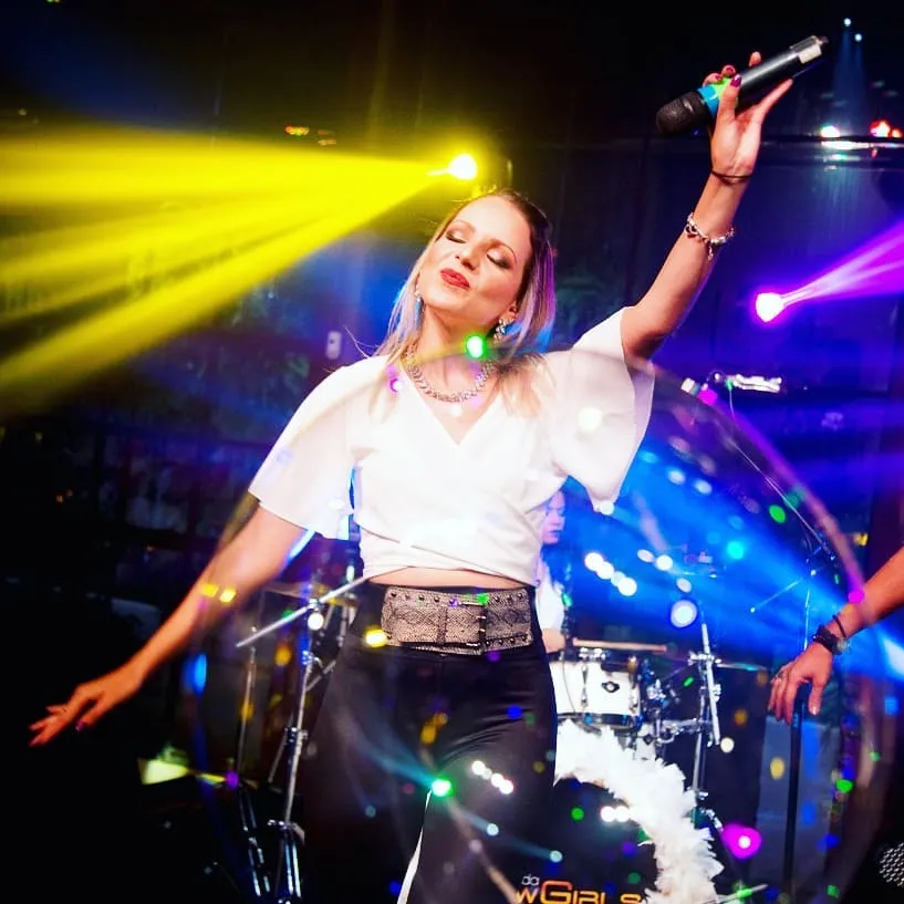 Débora se dedica à música, inclusive à versões em inglês