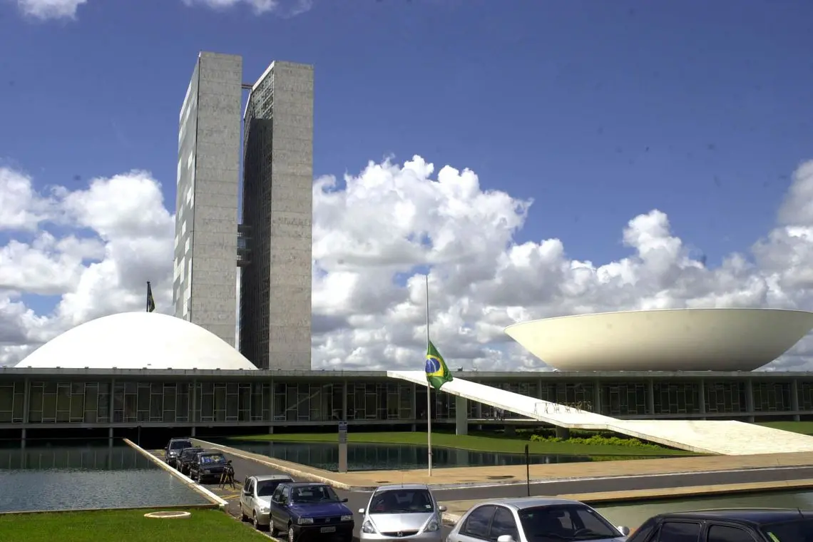 Imagem da notícia: Em ano de eleição, políticos iniciam corrida para baixar preço da gasolina