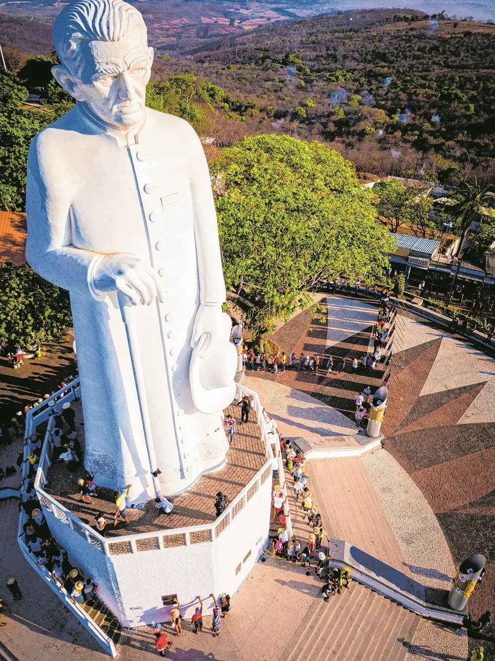 Imagem da notícia: Emblemática e imponente, estátua do Pe. Cícero completa 50 anos 