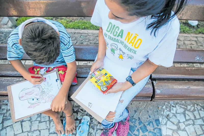 O trabalho infantil acaba por desviar muitas crianças do caminho da escola