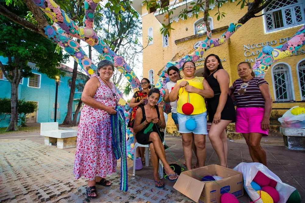 Imagem da notícia: Praça ganha decoração de Natal com a originalidade do crochê feito por artesãs cearenses
