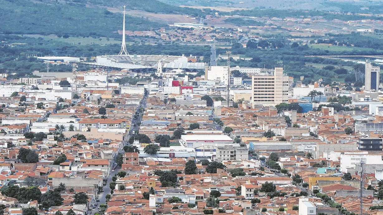 Em alguns bairros, não há calçamento nas ruas. A falta de saneamento básico também é um desafio para a cidade