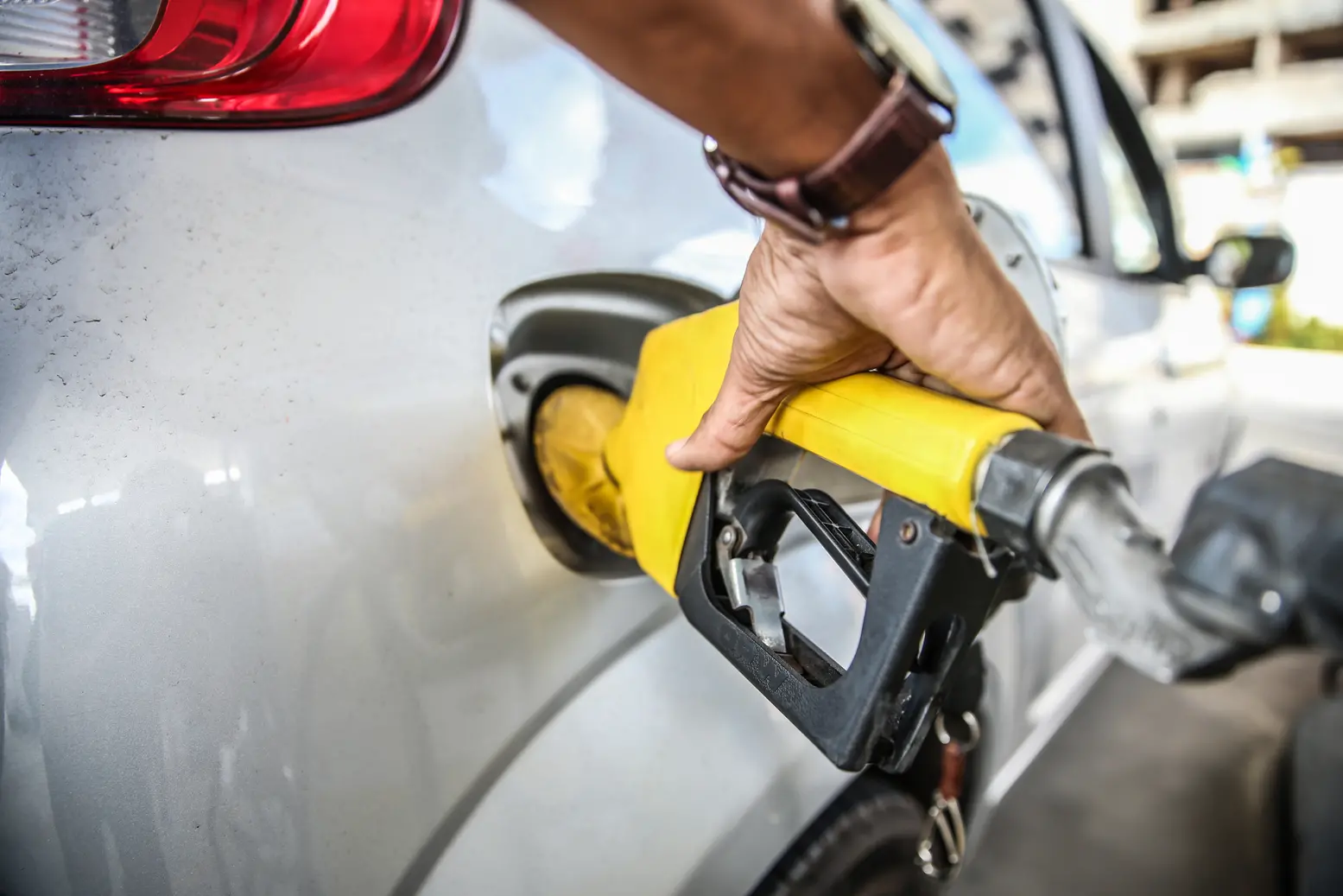 Imagem da notícia: Conheça o projeto do Senado que pode baixar a gasolina para R$ 5