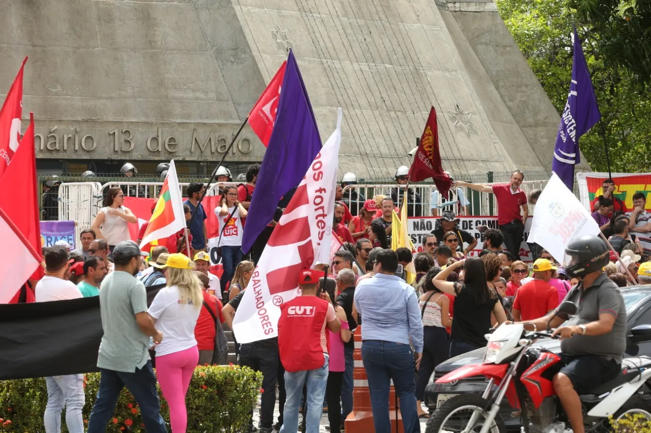 Líderes sindicais e funcionários públicos protestavam do lado de fora da Casa