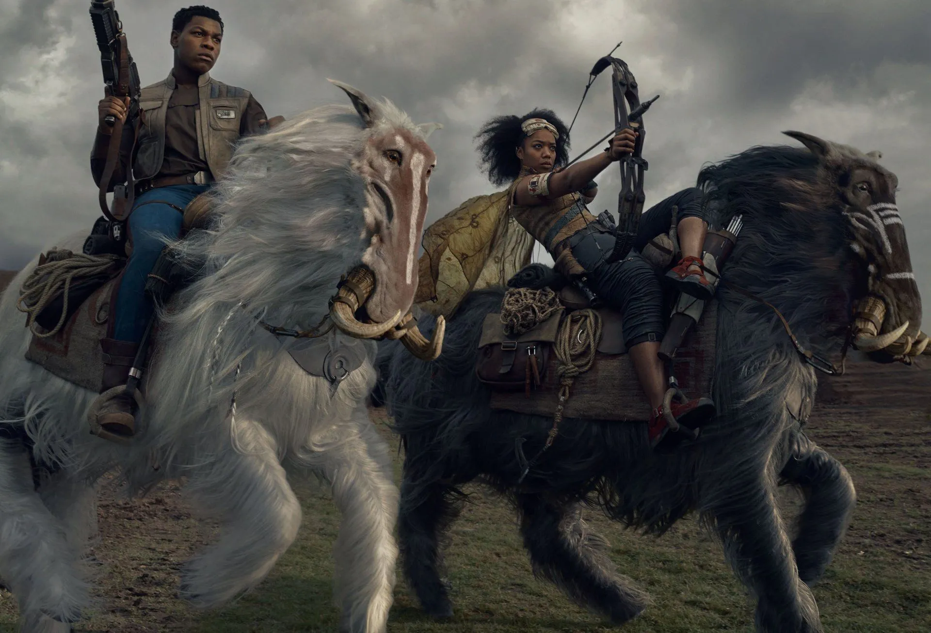 Finn (John Boyega) e Jannah (Naomi Ackie) protagonizam confusas cenas de ação 