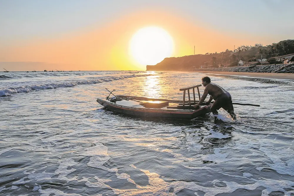 Imagem da notícia: Pescadores cearenses afetados por manchas de óleo reclamam auxílio