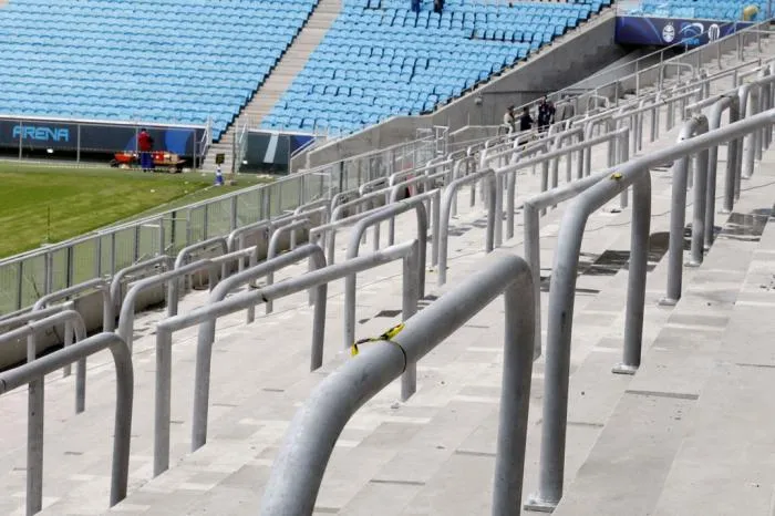 Na Arena do Grêmio, o espaço sem cadeiras se chama 'geral' e tem hastes metálicas para apoio dos torcedores