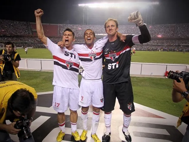 Osvaldo, Lucas e Rogério Ceni comemoram título da Sul-Americana de 2012