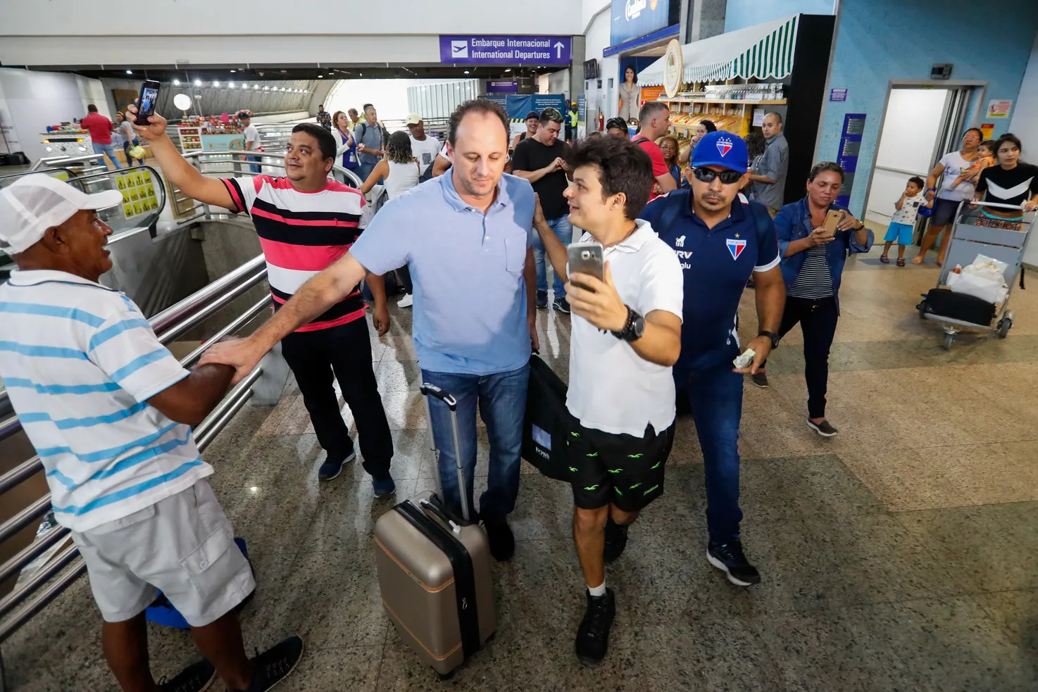 Torcedores poderão tietar o técnico Rogério Ceni e os jogadores na viagem