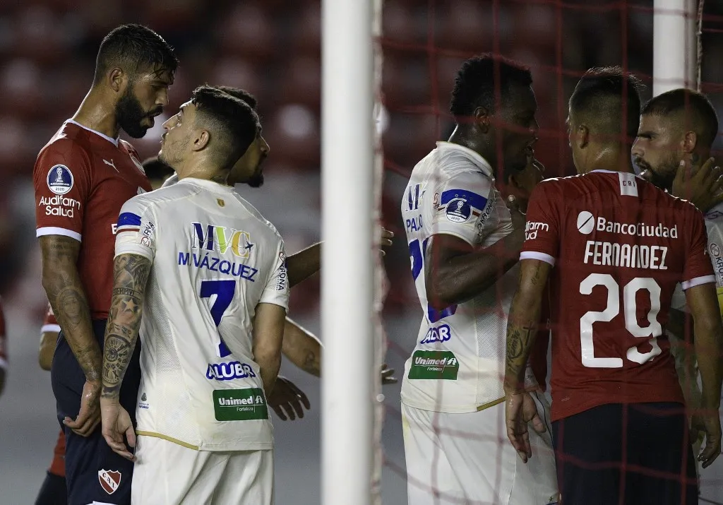 Elenco do Fortaleza se desentende com atletas do Independiente no 1º tempo