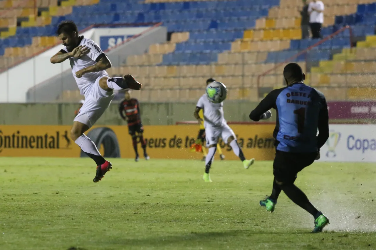 Rafael Sóbis participou muito do jogo fora da área, mas produziu poucas chances de perigo
