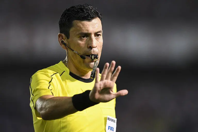 Imagem da notícia Roberto Tobar apita Fortaleza x Independiente; veja perfil do árbitro