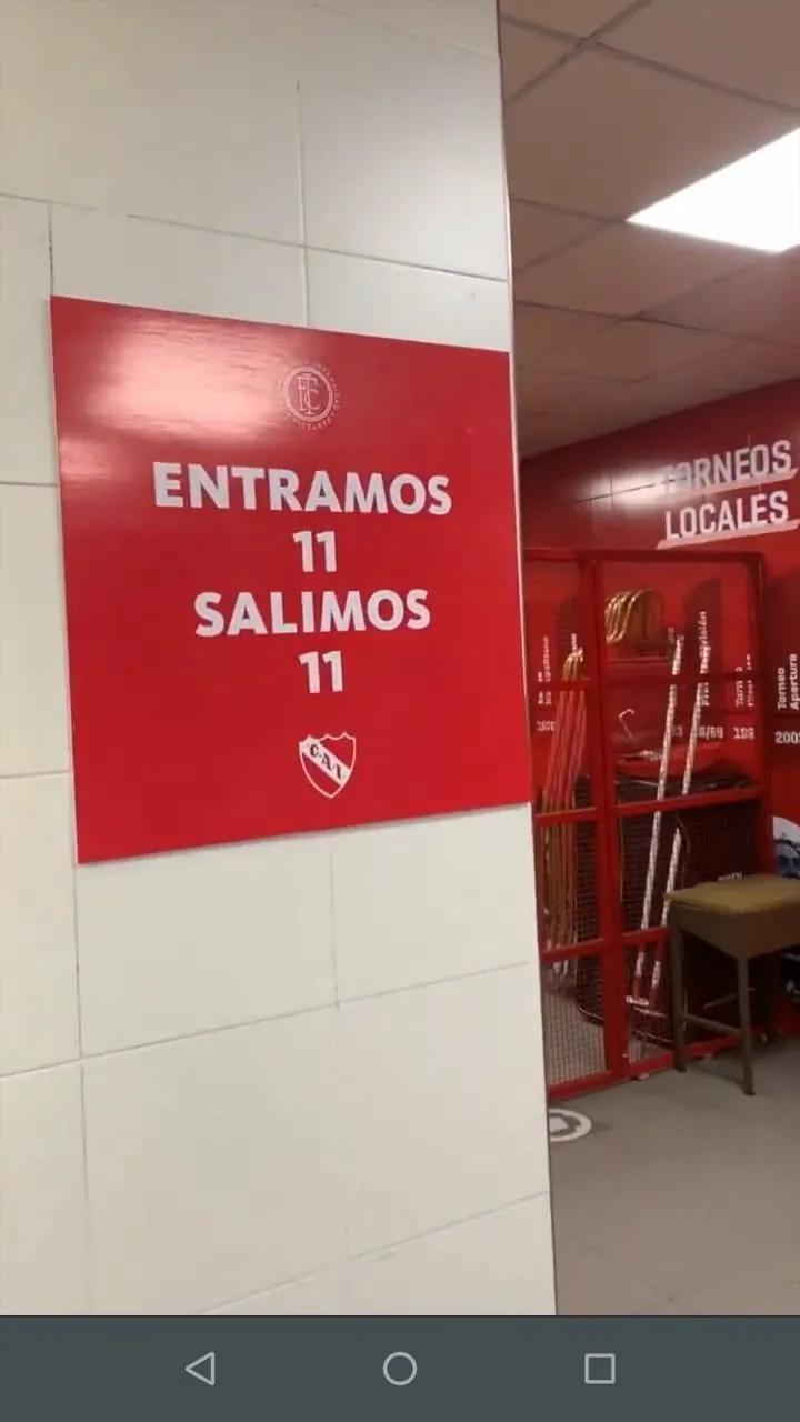 Uma placa pedindo para o time não ter ninguém expulso fica no vestiário