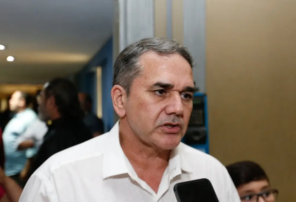 Imagem da notícia: Após se apresentar à Justiça, Cabo Sabino é liberado e terá que passar seis meses longe dos quartéis