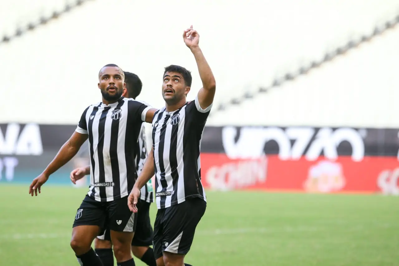 Imagem da notícia: Meia Felipe Baxola renova contrato com o Ceará até o fim de 2021
