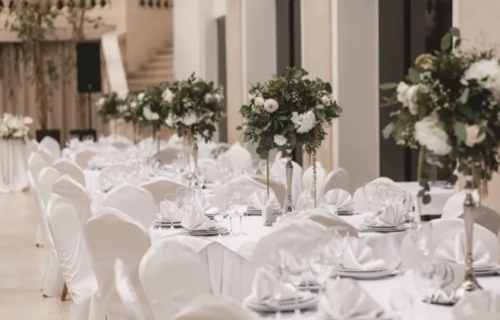 O mini wedding exige os mesmos profissionais que um casamento convencional, como decorador, cerimonialista e fotógrafo.