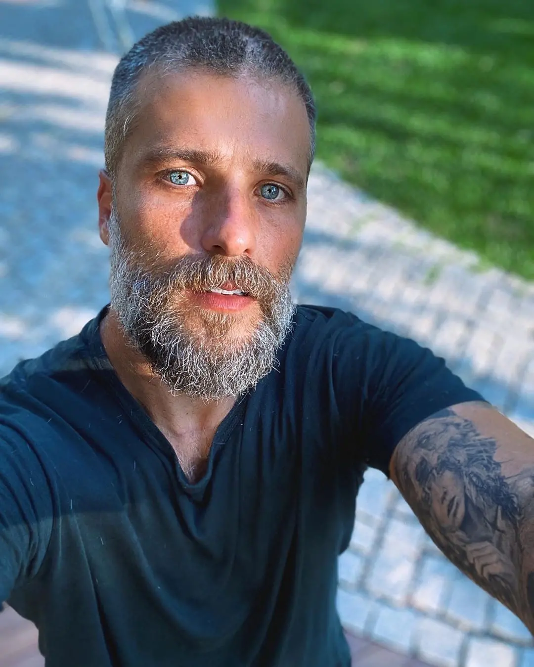 Imagem da notícia: Bruno Gagliasso comemora aniversário e divulga vídeo em piscina ao lado do filho Bless
