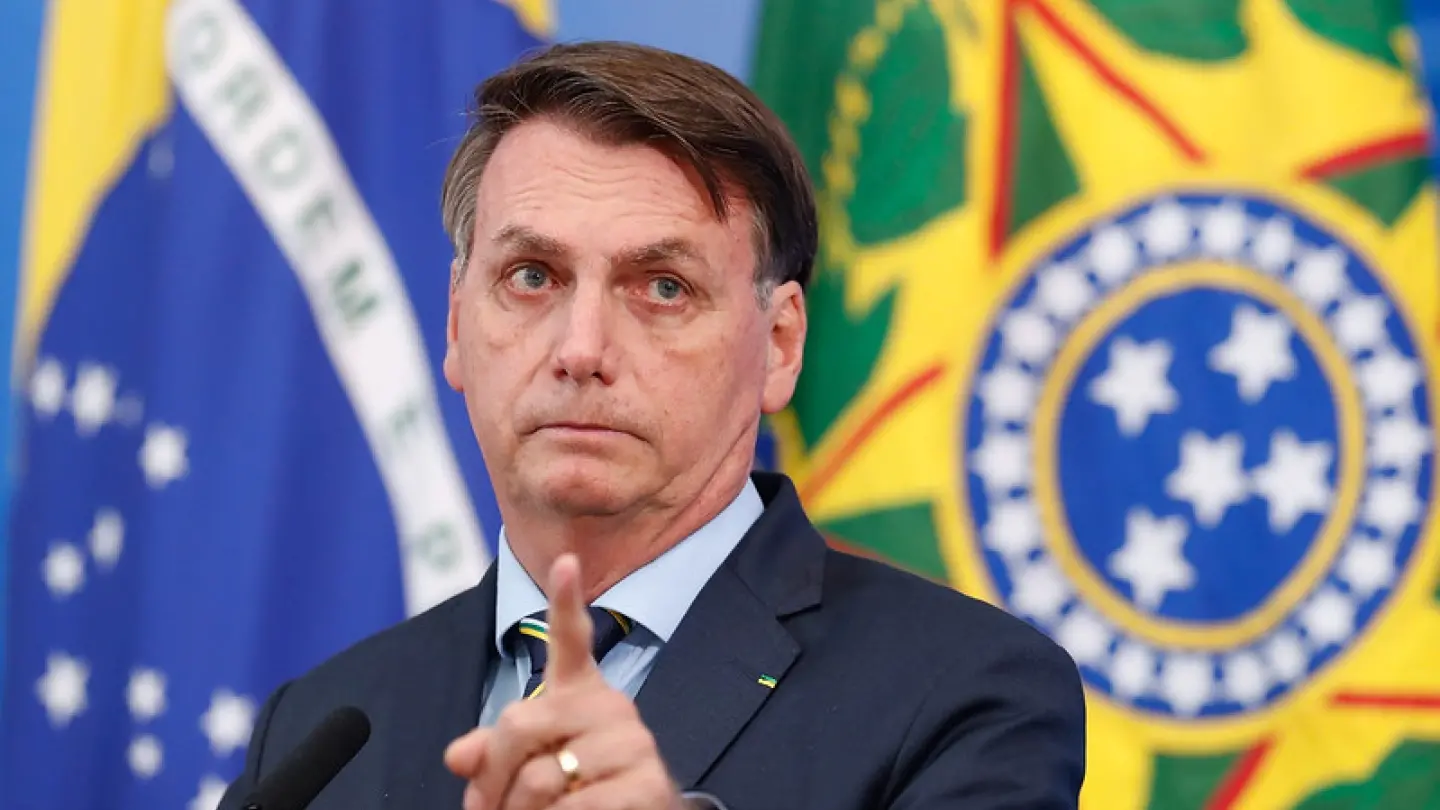 Imagem da notícia: Bolsonaro sanciona lei que permite redução de jornada de trabalho e salários durante a pandemia