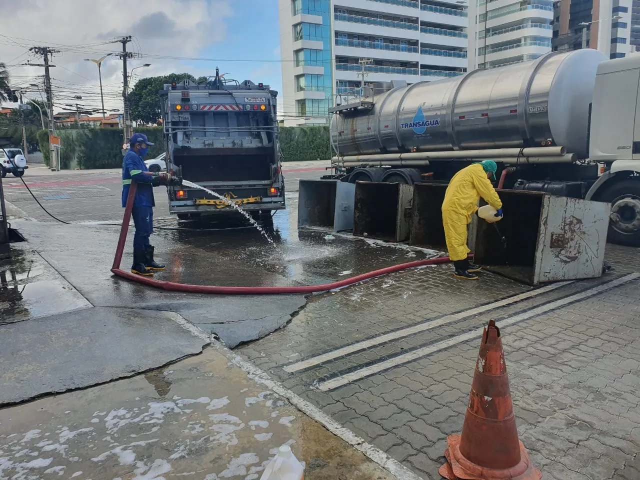 Limpeza das lixeiras subterrâneas do Mercado 