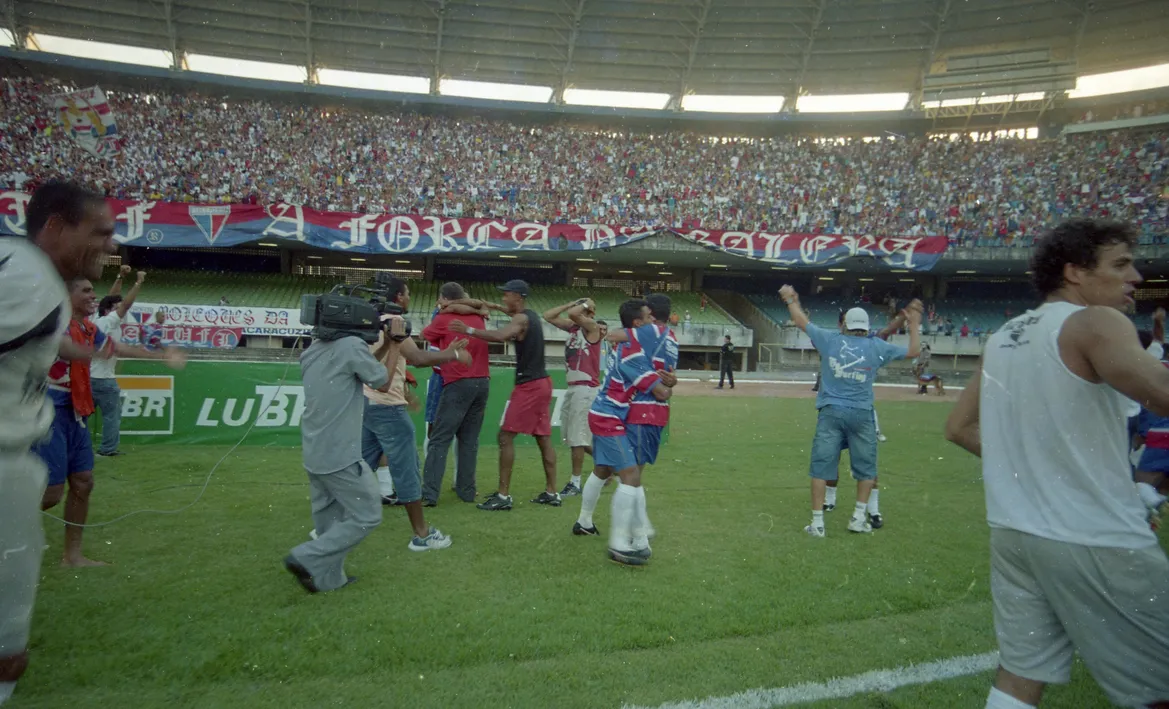 Jogadores do Leão comemoram o acesso à Série A com a torcida no Castelão