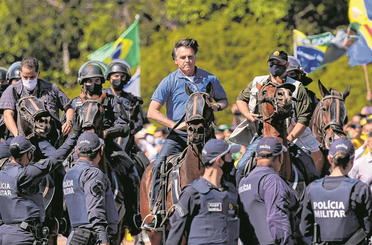 Imagem da notícia Bolsonaro usa helicóptero e anda a cavalo em protesto em Brasília