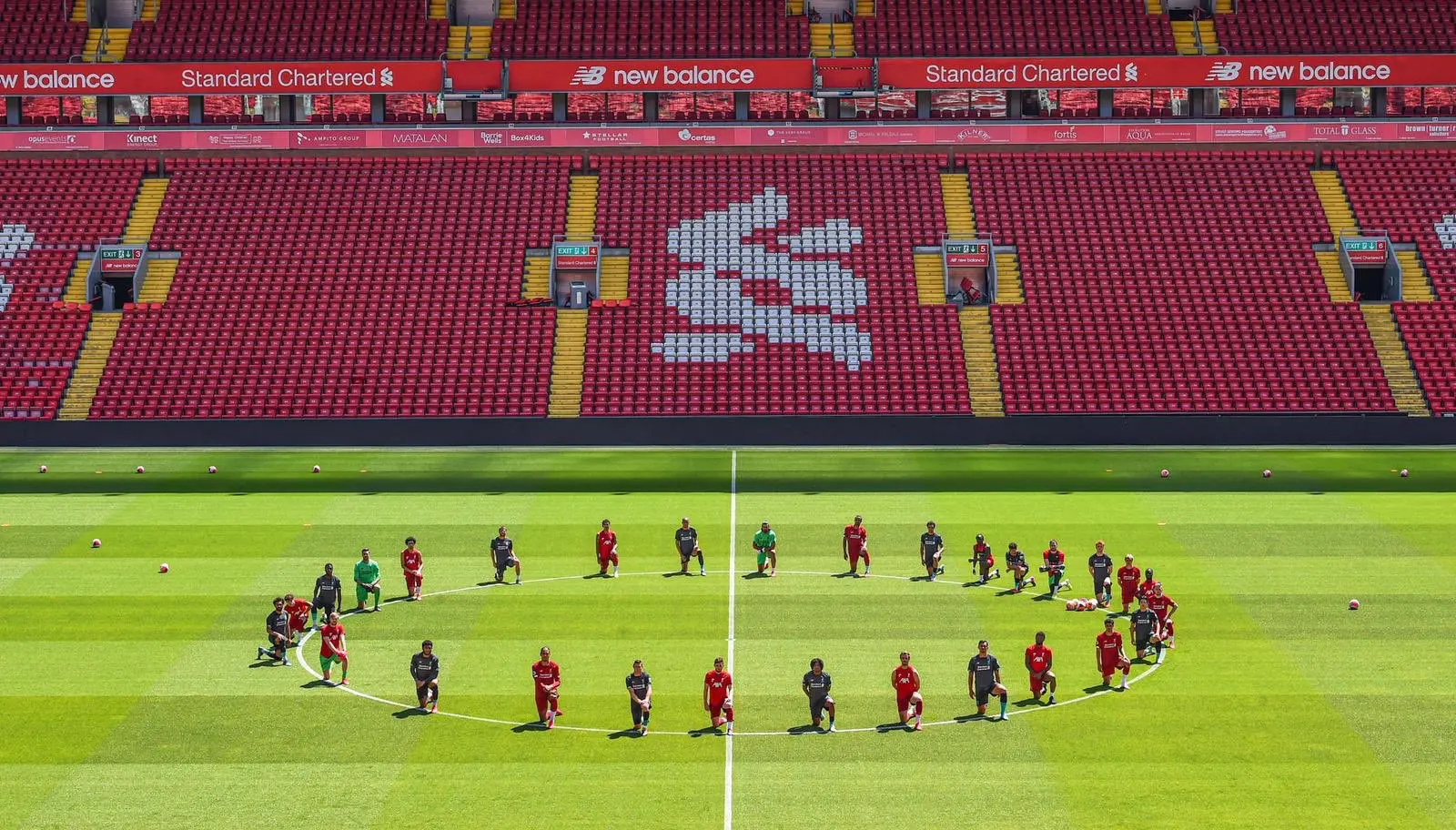Imagem da notícia De joelhos no gramado de Anfield, jogadores do Liverpool homenageiam George Floyd