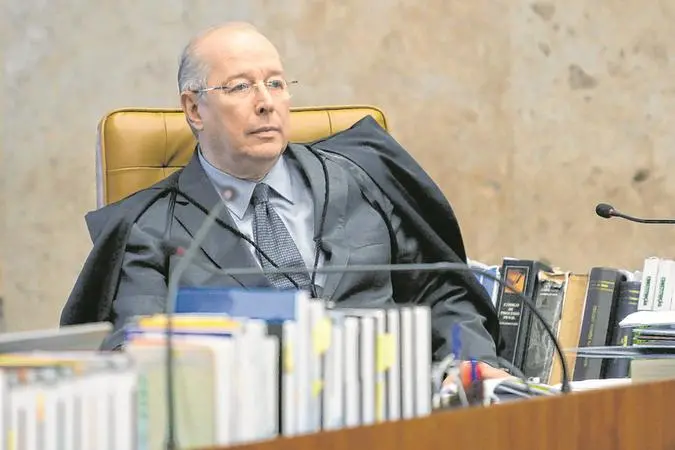 Imagem da notícia Celso de Mello arquiva pedido para apreender celular de Bolsonaro