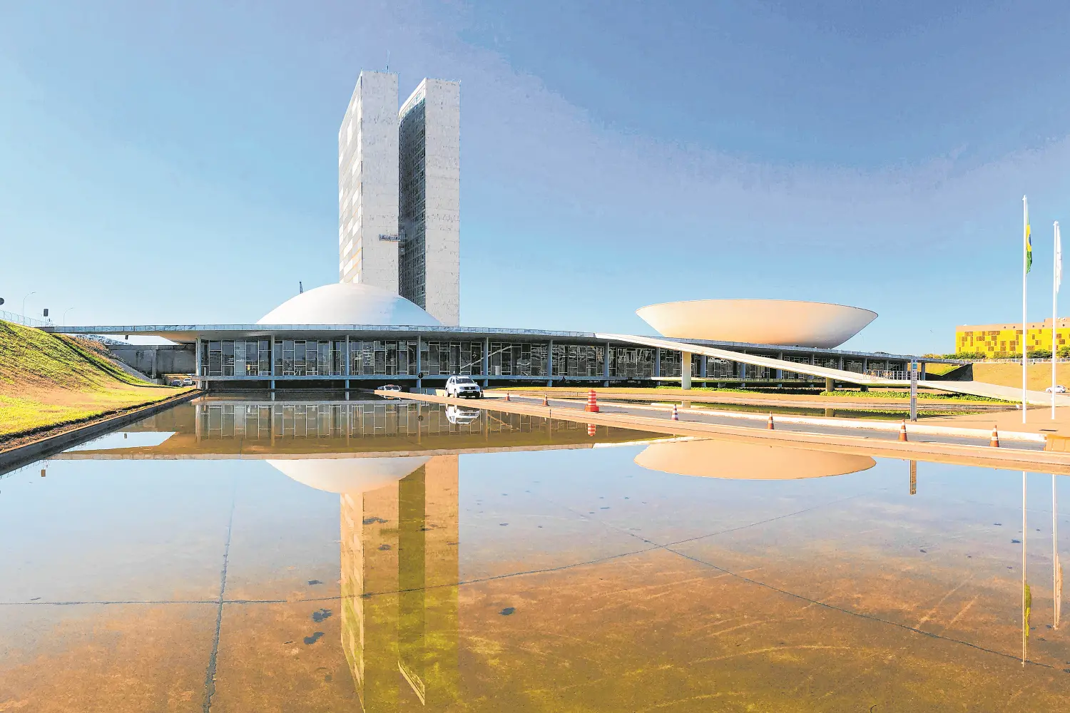 Vista externa do Congresso Nacional com um espelho dágua