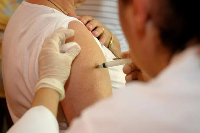 Imagem da notícia Vacina contra coronavírus desenvolvida no Reino Unido vai ser testada em brasileiros