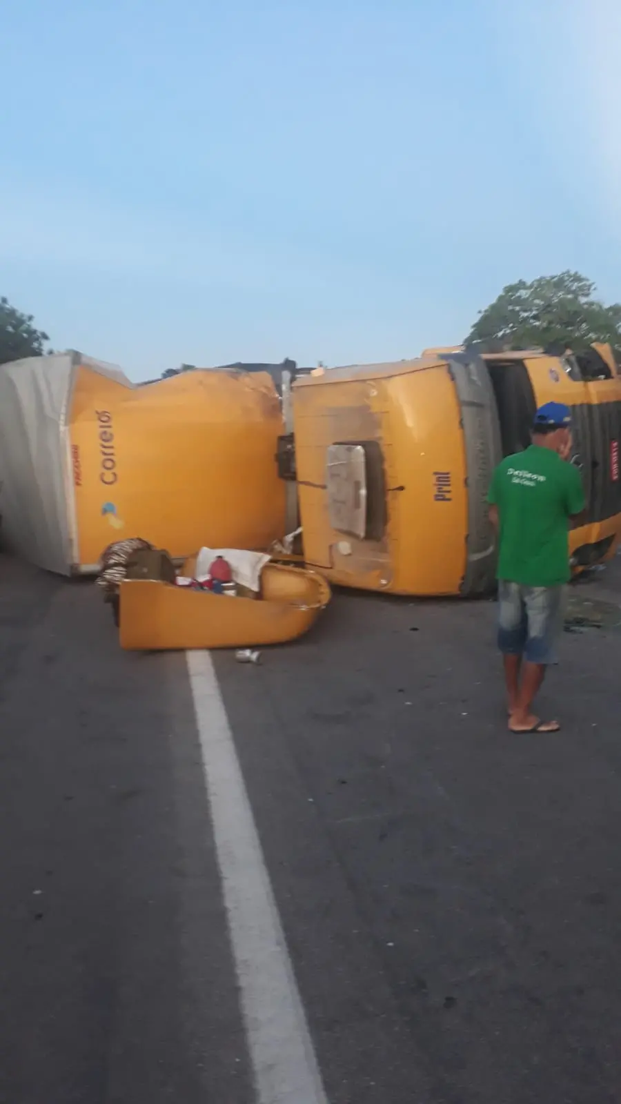 Imagem da notícia Carreta dos Correios se choca com caminhão na BR-116 e tem carga saqueada; um motorista morreu