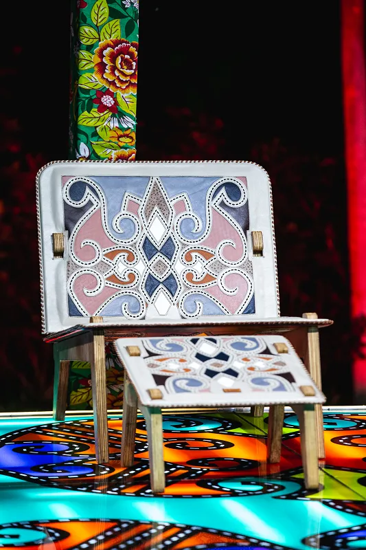 Peças em couro de Espedito Seleiro ambientam o evento. No palco, arabescos coloridos homenageiam o mestre artesão