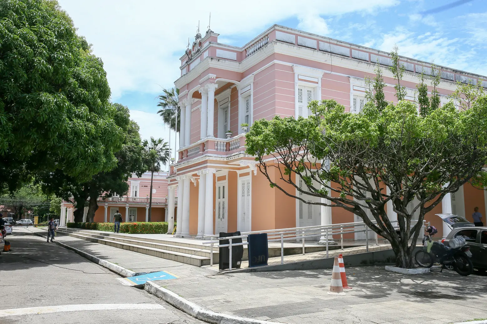 Imagem da notícia: UFC cancela vagas de 13 alunos cotistas após constatar irregularidades