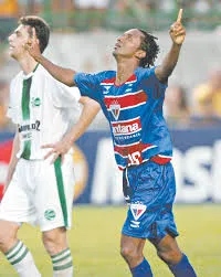 Lúcio Bala foi o herói do jogo com o Fluminense